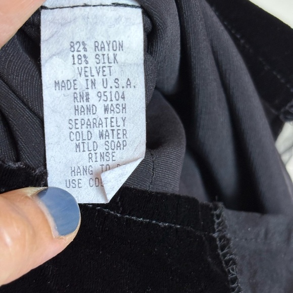 Chic Black Sleeveless Tank Top - Picture 4 of 8